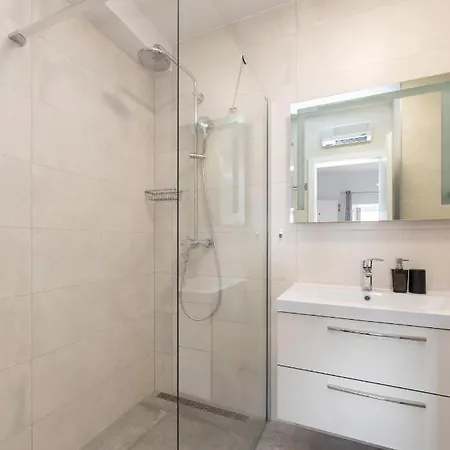 מלון דירות Apinelo 4*